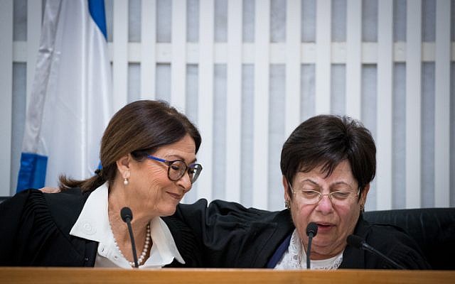 رئيسة المحكمة العليا المنتهية ولايتها القاضية ميريام ناؤور إلى جانب رئيسة المحكمة العليا الجديدة إستر حايوت خلال حفل وداع تكريما للقاضية ناؤور في القدس، 26 أكتوبر، 2017. (Yonatan Sindel/Flash90) 