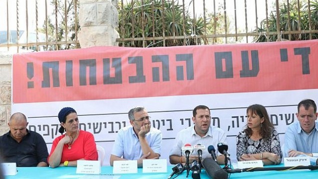 قادة مستوطنين واعضاء عائلات ثكلى خلال مؤتمر صحفي امام منزل رئيس الوزراء في القدس، 18 اكتوبر 2017 (Miri Tzachi)