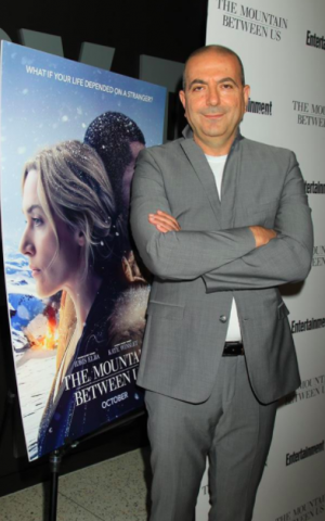المخرج هاني أبو أسعد في العرض الافتتاحي لفيلمه ‘The Mountain Between Us’، الأول له من إنتاج شركة أفلام ضخمة ومن بطولة كيت وينسلت وإدريس إلبا. (Courtesy ‘The Mountain Between Us’ Facebook page) 