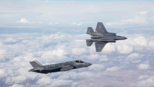 أول طائرتي شبح إسرائيليتين من طراز F-35 في في رحلتهما الأولى كجزء من سلاح الجو الإسرائيلي في 13 ديسمبر، 2016. (Israel Defense Forces) 
