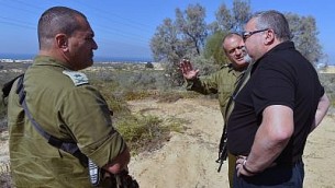 وزير الدفاع افيغادور ليبرمان يزور حدود قطاع غزة برفقة قائد شعبة غزة في الجيش الإسرائيلي يهودا فوكس وقائد القيادة الجنوبية ايال زمير، 25 اكتوبر 2017 (Ariel Hermoni/Defense Ministry)