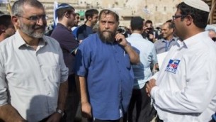 بنتسي غوبشتين (وسط الصورة) وميخائيل بين آري (من اليسار) وإيتمار بن غفير خارج الحرم القدسي في المدينة القديمة، 30 أكتوبر، 2014. (Yonatan Sindel/Flash90) 