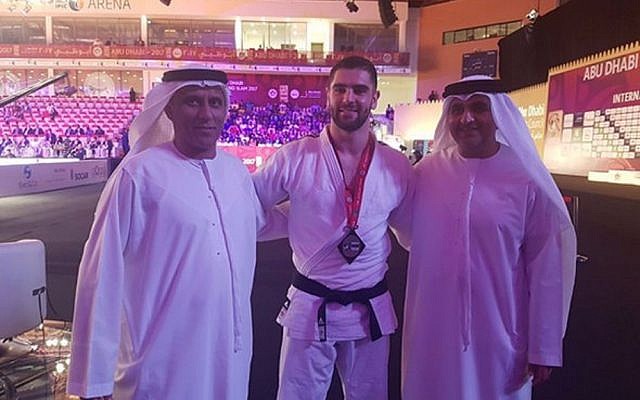 لاعب الجودو الإسرائيلي بيتر بالتشيك في صورة مع مسؤولين إماراتيين في بطولة ’أبو ظبي غراند سلام’ في 28 أكتوبر، 2017. (IJF)