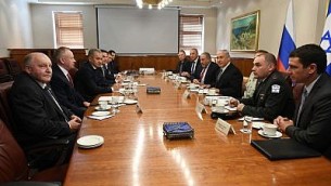 رئيس الوزراء بينيامين نتنياهو ووزير الدفاع الروسي سيرغي شويغو وطاقميهما يلتقيان في مكتب رئيس الوزراء في القدس، 17 أكتوبر، 2017. (Prime Minister’s Office)