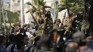 عناصر في حركة ’الجهاد الإسلامي’ الفلسطينية يشاركون في جنازة رفاقهم الذين قُتلوا في عملية إسرائيلية لتفجير نفق امتد من قطاع غزة إلى داخل إسرائيل في مخيم البريج في وسط غزة، 31 أكتوبر، 2017 (AFP/Mahmud Hams)