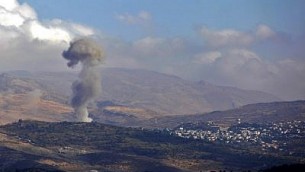 ظهور دخان من قرية حضر الدرزية السورية الجنوبية بعد تفجير انتحاري أسفر عن مقتل تسعة، في 3 نوفمبر / تشرين الثاني 2017. (Jalaa Marey/AFP)