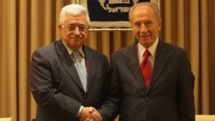 رئيس الدولة شمعون بيريس مع رئيس السلطة الفلسطينية محمود عباس (بعدسة كوبي جدعون/ فلاش 90)
