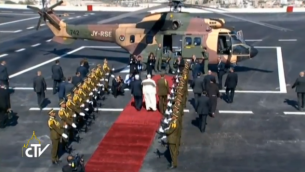 البابا يسير على السجاد الاحمر في بيت لحم متجها الى تل ابيب (screen capture: CTV) البابا يسير على السجاد الاحمر في بيت لحم متجها الى تل ابيب (screen capture: CTV)