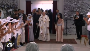 البابا فرنسيس يلتقي أطفال فلسطينيين في بيت لحم (screen capture: CTV) البابا فرنسيس يلتقي أطفال فلسطينيين في بيت لحم (screen capture: CTV)