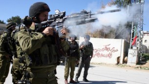 صورة توضيحية لجنود في الجيش الاسرائيلي قرب بيت لحم (Najeh Hashlamoun/Flash90)