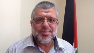 القيادي في حماس، حسن يوسف، من مكتبه في رام الله، 39 يوليو، 2015 (Elhanan Miller/Times of Israel) 