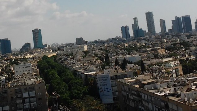 صورة للافتة التقطت من الطابق ال12 من مكتب الناطق باسم تل ابيب (Simona Weinglass/Times of israel)