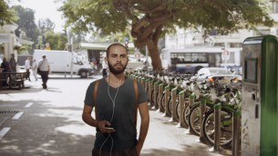 نعيم يتجول في شوارع تل أبيب في فيلم ’Oriented’ للمخرج والمنتج البريطاني جيك ويتزنفيلد .  (courtesy) 