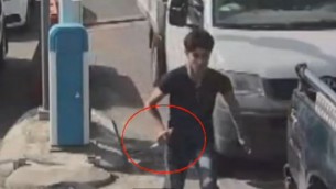 صورة شاشة من تصوير كاميرا امن يظهر محمد زكارنة، 16، يحاول طعن عنصر امن اسرائيلي قبل رميه بالرصاص وقتله في حاجز بالقرب من جنين، 24 اكتوبر 2015 (Screen capture: Channel 2)