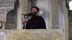 أبو بكر البغدادي، زعيم تنظيم ’الدولة الإسلامية’، يلقي خطبة في مسجد (screen capture: YouTube)