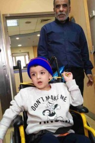 حسين دوابشة مع حفيده أحمد دوابشة في مستشفى تل هاشومر 23 ديسمبر 2015 (تصوير التايمز أوف إسرائيل)