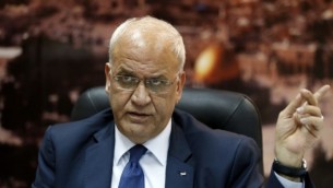 صائب عريقات، الأمين العام لمنظمة التحرير الفلسطينية، خلال مقابلة مع وكالة فرانس برس في مكتبه في رام الله، 23 نوفمبر، 2015. (AFP PHOTO / ABBAS MOMANI) 