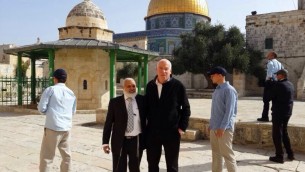 الوزير أوري ارئيل في الحرم القدسي (Uri Ariel’s spokesman’s office)