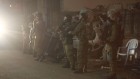 جنود يحيطون منزل مشتبه، لضمان عدم فراره (Judah Ari Gross/Times of Israel)