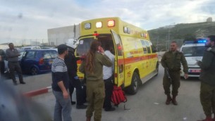 مسعفون في موقع هجوم طعن في الضفة الغربية، 18 فبراير 2016 (United Hatzalah)