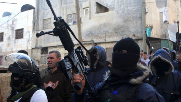 مسلحون فلسطينيون يسيرون خلال مظاهرة في مخيم قلنديا، 16 نوفمبر 2013 (Issam Rimawi/Flash90)