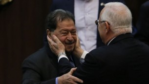 المرشح للرئاسة حينها رؤوفن ريفلين مع المرشح السابق للرئاسي وعضو الكنيست حينها بنيامين بن العيزر في الكنيست، 10 يونيو 2014 (Miriam Alster/Flash90)