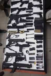 مسدسات وقطع اسلحة تم كشفها خلال مداهمة في مدينة جنين الفلسطينية بالضفة الغربية، 26 سبتمبر 2016 ( Spokesperson’s Unit)