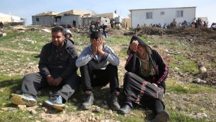 سكان ام الحيران بعد هدم منازل في القرية البدوية غير المعترف بها، 18 يناير 2017 (AFP PHOTO / MENAHEM KAHANA)