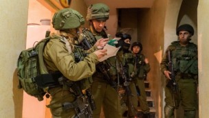 الجيش الأسرائيلي ينفذ عمليات مداهمة في الضفة الغربية 11 يناير 2017 (IDF Spokesperson's Unit)