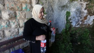 امرأة من عائلة سليم تحمل مياه نبع في سلفيت، شمال رام الله، 23 يونيو 2016 (AFP/Jaafar Ashtiyeh)