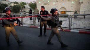 قوات الامن الإسرئيلية في ساحة هجوم في باب العامود في القدس، 16 يونيو 2017 (Yonatan Sindel/Flash90)