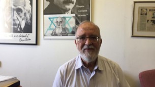 البروفيسور بتسحاق بن بسرائيل في مكتبه بجامعة تل أبيب، 19 يونيو 2017. (DH/Times of Israel)
