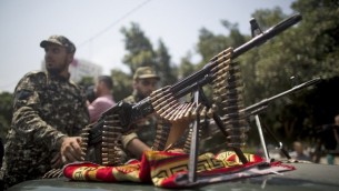 قوات فلسطينية موالية لحماس تشارك في مسيرة عسكرية في مدينة غزة، 26 يوليو 2017 (AFP/Mahmud Hams)