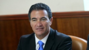 مدير الموساد يوسي دغان، 10 يناير 2016 (Alex Kolomoisky/Pool/Flash90)