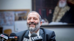 وزير الداخلية آريه درعي يقود اجتماع حزب شاس في الكنيست في 3 يوليو 2017. (Yonatan Sindel/Flash90) 