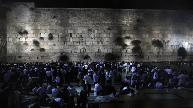رجال يهود يصلون في حائط المبكى في ذكرى دمار الهيكلين، 31 يوليو 2017 (AFP Photo/Menahem Kahana)
