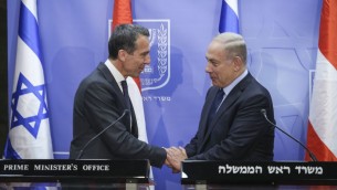 رئيس الوزراء بينيامين نتنياهو يلتقي بالمستشار النمساوي كريستيان كيرن في مكتب رئيس الوزراء في القدس، 25 أبريل، 2017. (Amit Shabi/Flash90) 