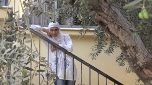 الشاعرة الفلسطينية دارين طاطور تتحدث عن اعتقالها المنزلي، سبتمبر 2016. (Screen capture: YouTube)