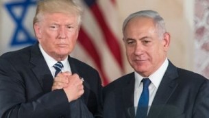 الرئيس الأمريكي دونالد ترامب، من اليسار، ورئيس الوزراء بينيامين نتنياهو يتصافحان بعد الإدلاء بالتصريحات النهائية في ’متحف إسرائيل’ في القدس قبل مغادرة ترامب لإسرائيل، 23 مايو، 2017. (Yonatan Sindel/Flash90) 