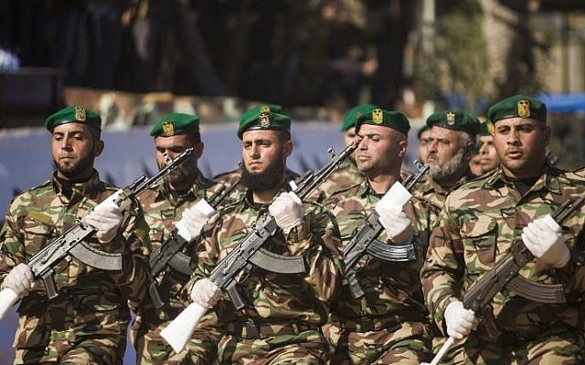 عناصر من قوى الأمن التابعة لحركة ’حماس’ يشاركون في حفل تخرج في مدينة غزة، 22 يناير، 2017. (AFP/Mahmud Hams) 