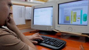 صورة توضيحية لمطور برامج في شركة ناشئة إسرائيلية يعمل على مشروع. (Gili Yaari/Flash90)