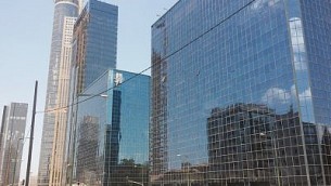 توضحية: شارع جابوتينسكي في رامات غان هو مقر لكثير من شركات الخيارات الثنائية. (Times of Israel) 