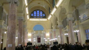 Inside-synagogue--1024x640
