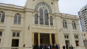 Synagogue-before-ceremony-1-1024x640