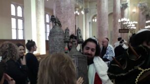 Torah-holding-640x400