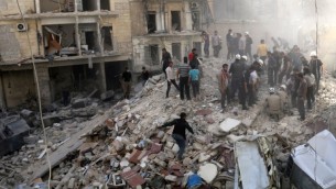 الناس تفقد الانقاض بعد انهيار مبنى بعد قصف من قبل قوات الحكومة السورية في حي مواصلات من مدينة حلب الشمالية السورية في 27 أبريل عام 2014. AFP PHOTO / ALEPPO MEDIA CENTRE / ZEIN AL RIFAI