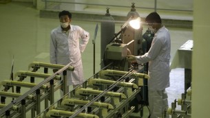 تکنیسین های ایرانی حین کار در یکی از تاسیسات تولید سوخت اورانیوم برای یک رآکتور آب سنگین هسته ای حومه اصفهان - وحید سالمی