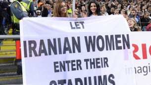 یکی از فعالان ایرانی در ورزشگاههای جهان حضور یافته و خواستار آزادی حضور زنان ایرانی در ورزشگاهها می شود