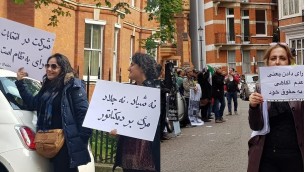 تجمع مخالفان حکومت ایران مقابل حوزه رای گیری در لندن