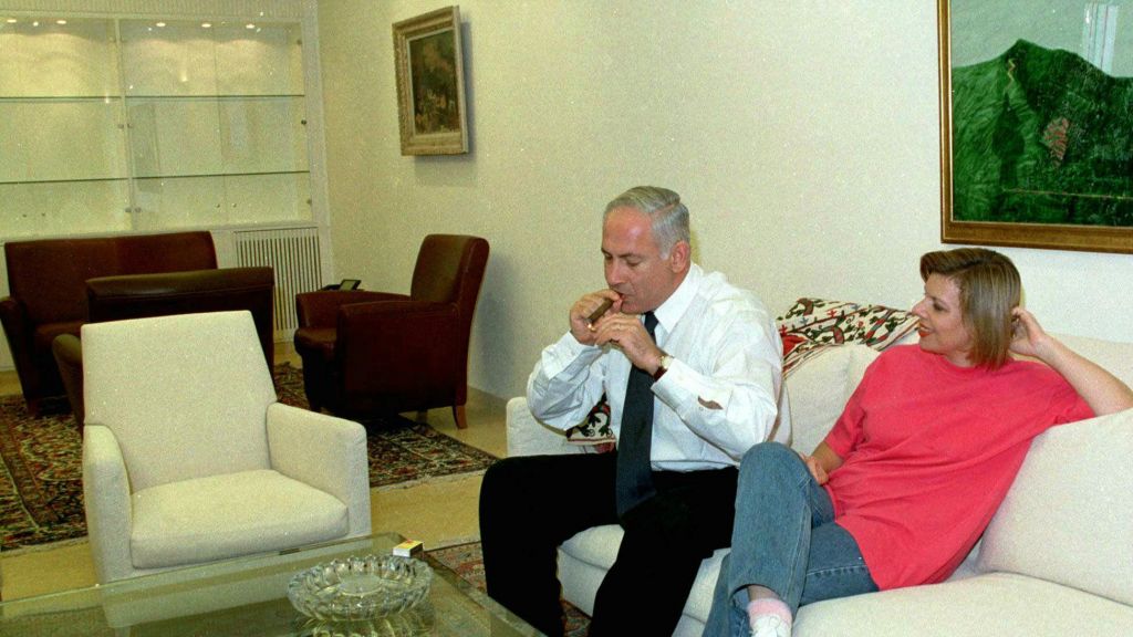 Benjamin Netanyahu raucht einer Zigarette (oder Cannabis)
